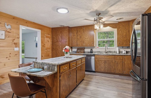Sevierville Cottage | Beautifully Updated*Easy Roads*Great Car Show Property
