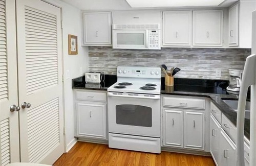 Harbour Town House | Beautifully updated, Pet-Friendly 2-Bdrm Townhome in the heart of Harbour Town