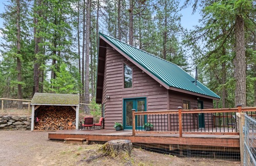 Coeur d'Alene Cabin | Beauty Bay Lake Cabin with Boat Slip on Lake Coeur d'Alene