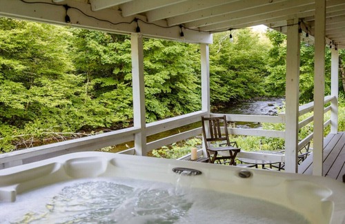 Livingston Manor House | Beaver Cottage - Waterfront, Hot Tub, Fire Pit, Group House