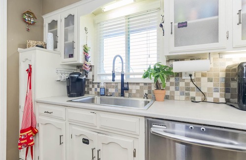 Gladstone House | Becky & Marvels 420 Stay (Private Room)