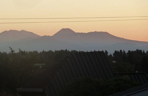 Waipahihi House | Becky's Bach, modernised cottage, with views