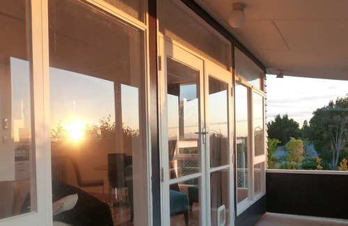 Waipahihi House | Becky's Bach, modernised cottage, with views