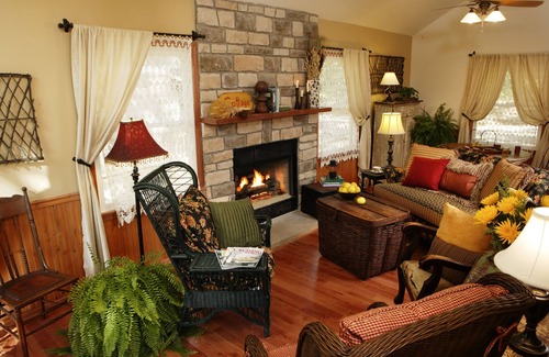 Eureka Springs Cottage | Becky Thatcher Cottage at Lake Lucerne Resort & Ranch - No Cleaning Fees