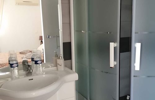 Port-Saint-Louis-du-Rhone Bed & Breakfast | Bed and Breakfast 'Salamandre Chambre D'hote' with Shared Pool, Wi-Fi and Air Conditioning