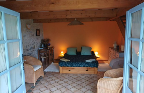 Saint-Etienne-les-Orgues Bed & Breakfast | Bed and Breakfast 'Chambre' with Shared Terrace, Shared Garden and Wi-Fi
