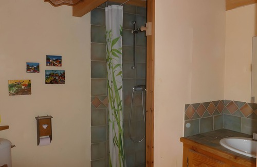 Saint-Etienne-les-Orgues Bed & Breakfast | Bed and Breakfast 'Chambre' with Shared Terrace, Shared Garden and Wi-Fi