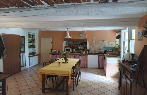 Saint-Etienne-les-Orgues Bed & Breakfast | Bed and Breakfast 'Chambre' with Shared Terrace, Shared Garden and Wi-Fi