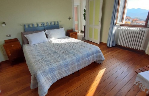Casale Corte Cerro Bed & Breakfast | Bed and Breakfast 'Larice Rosso' with Lake View, Shared Garden and Wi-Fi