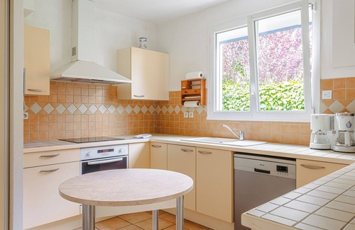 La Bree-les-Bains Bed & Breakfast | Bed and Breakfast 'La Brée Les Bains' with Shared Terrace, Shared Garden and Wi-Fi