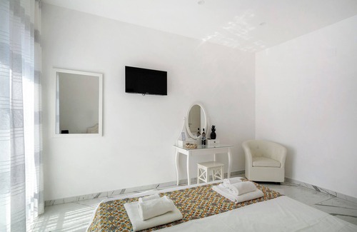 Piano di Sorrento Bed & Breakfast | Bed and Breakfast 'Suite Quadrupla Deluxe Superior' with Private Terrace, Wi-Fi and Air Conditioning