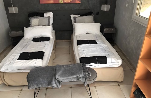 Puget Bed & Breakfast | Bed and Breakfast 'Acidulée' with Shared Pool, Wi-Fi and Air Conditioning