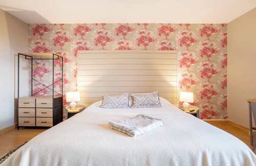 Concarneau Bed & Breakfast | Bed and Breakfast 'Anne De Bretagne' with Shared Terrace, Shared Garden and Wi-Fi