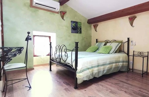 Mostuejouls Bed & Breakfast | Bed and Breakfast 'Chambres D'hôtes - La Capluc' with Mountain View, Wi-Fi and Air Conditioning