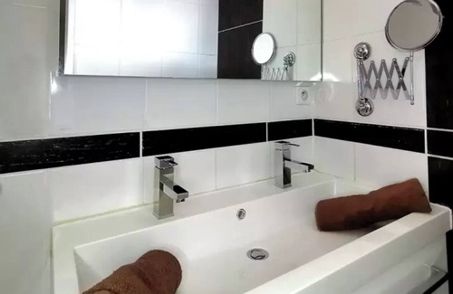 Mostuejouls Bed & Breakfast | Bed and Breakfast 'Chambres D'hôtes - Les Baumes' with Shared Pool, Wi-Fi and Air Conditioning