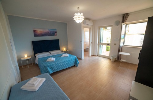 Agropoli Bed & Breakfast | Bed and Breakfast 'Camera Four Vista Cortile' with Shared Terrace, Wi-Fi and Air Conditioning