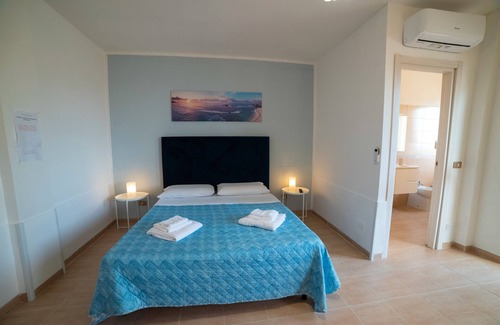 Agropoli Bed & Breakfast | Bed and Breakfast 'Camera Four Vista Cortile' with Shared Terrace, Wi-Fi and Air Conditioning