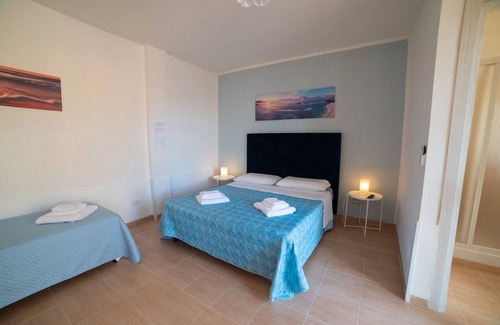 Agropoli Bed & Breakfast | Bed and Breakfast 'Camera Four Vista Cortile' with Shared Terrace, Wi-Fi and Air Conditioning