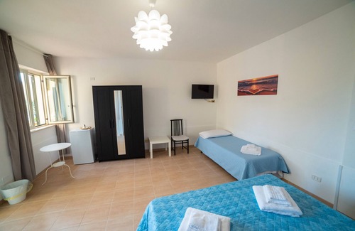 Agropoli Bed & Breakfast | Bed and Breakfast 'Camera Four Vista Cortile' with Shared Terrace, Wi-Fi and Air Conditioning