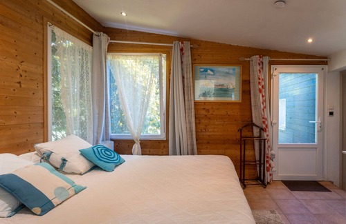 Lannion Bed & Breakfast | Bed and Breakfast 'Chalet Prunelle' with Shared Garden and Wi-Fi
