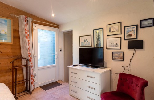 Lannion Bed & Breakfast | Bed and Breakfast 'Chalet Prunelle' with Shared Garden and Wi-Fi