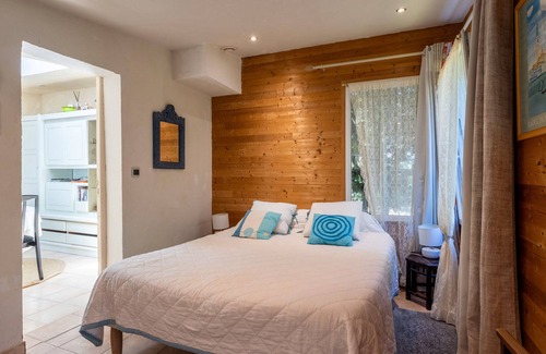 Lannion Bed & Breakfast | Bed and Breakfast 'Chalet Prunelle' with Shared Garden and Wi-Fi
