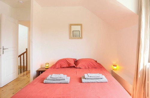 Plouezec Bed & Breakfast | Bed and Breakfast 'Chambre 1' with Shared Garden and Wi-Fi