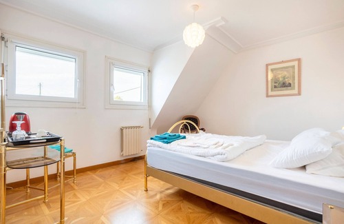 Plogoff Bed & Breakfast | Bed and Breakfast 'Chambre Les Hortensias' with Sea View, Private Terrace and Wi-Fi