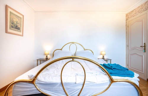 Plogoff Bed & Breakfast | Bed and Breakfast 'Chambre Les Hortensias' with Sea View, Private Terrace and Wi-Fi