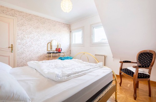 Plogoff Bed & Breakfast | Bed and Breakfast 'Chambre Les Hortensias' with Sea View, Private Terrace and Wi-Fi