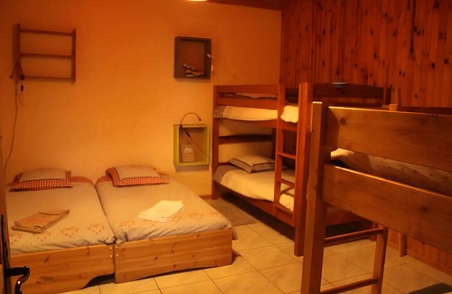 Hotonnes Bed & Breakfast | Bed and Breakfast 'Chez Louve Bleue - Côté Jardin' with Mountain View, Shared Terrace and Wi-Fi