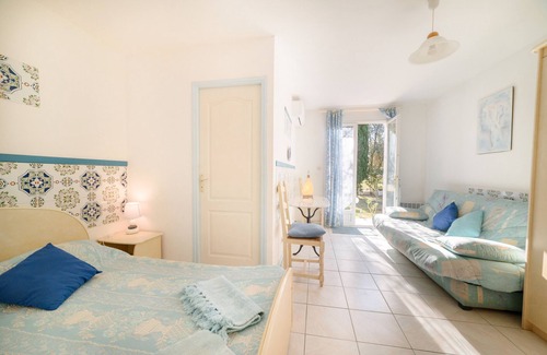 Saint-Cyprien Bed & Breakfast | Bed and Breakfast 'Chambre Deluxe' with Shared Garden