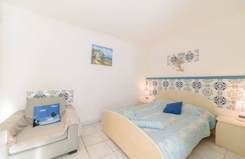 Saint-Cyprien Bed & Breakfast | Bed and Breakfast 'Chambre Deluxe' with Shared Garden