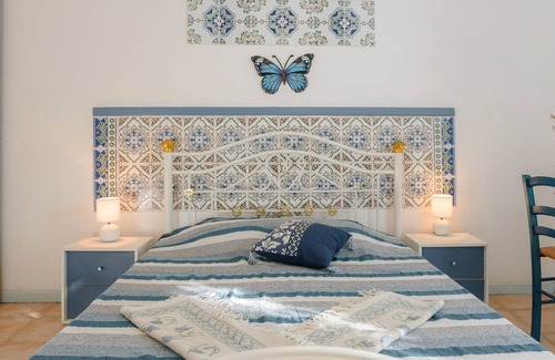 Saint-Cyprien Bed & Breakfast | Bed and Breakfast 'Chambre Farniente' with Shared Garden and Air Conditioning