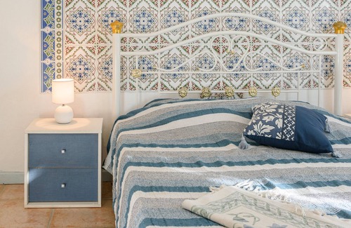 Saint-Cyprien Bed & Breakfast | Bed and Breakfast 'Chambre Farniente' with Shared Garden and Air Conditioning