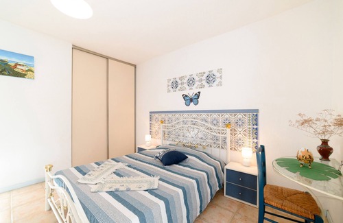 Saint-Cyprien Bed & Breakfast | Bed and Breakfast 'Chambre Farniente' with Shared Garden and Air Conditioning