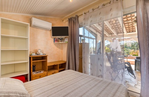 Saint-Drezery Bed & Breakfast | Bed and Breakfast 'Chez Gaston' with Private Pool, Wi-Fi and Air Conditioning