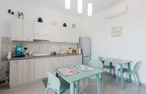 Castelvetrano Apartment | Bed And Breakfast Champagneria 'Room 4' with Shared Terrace, Wi-Fi and Air Conditioning