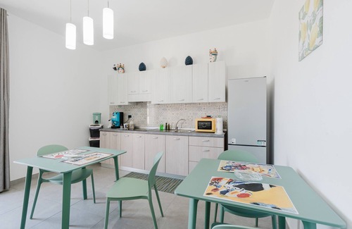 Castelvetrano Apartment | Bed And Breakfast Champagneria 'Room 3' with Shared Terrace, Wi-Fi and Air Conditioning