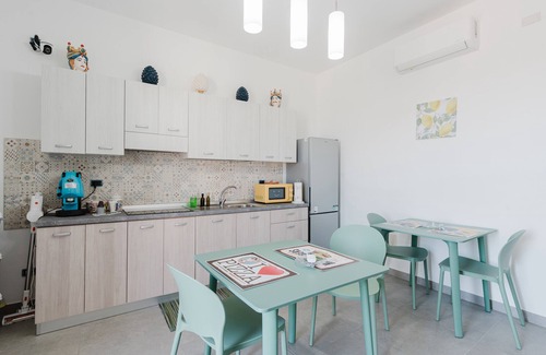 Castelvetrano Apartment | Bed And Breakfast Champagneria 'Room 3' with Shared Terrace, Wi-Fi and Air Conditioning