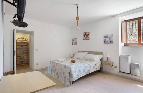 Seiano Bed & Breakfast | Bed and Breakfast 'Camera Aaron In Villa Vista Mare' with Shared Terrace and Wi-Fi