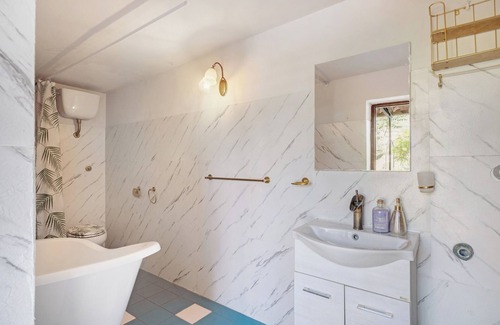 Seiano Bed & Breakfast | Bed and Breakfast 'Camera Augusto In Villa Vista Mare' with Shared Terrace, Private Garden and Wi-Fi