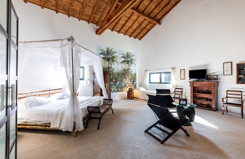 Bazas Bed & Breakfast | Bed and Breakfast 'Le Palmier Exotique' with Shared Pool, Shared Terrace, and Wi-Fi