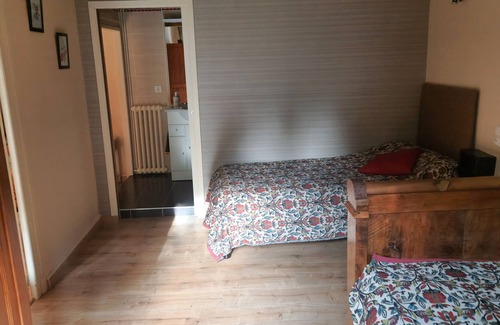 Reaux Bed & Breakfast | Bed and Breakfast 'Le Vieux Noyer - Tilleul' with Shared Garden and Wi-Fi