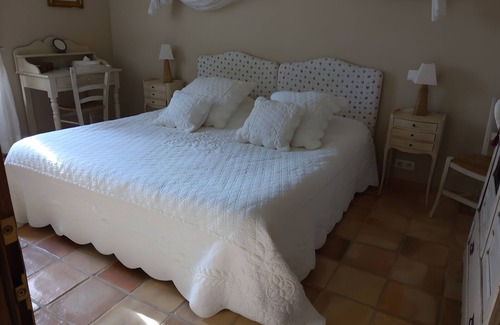 Estezargues Bed & Breakfast | Bed and Breakfast 'Manon' with Shared Terrace, Shared Garden and Wi-Fi