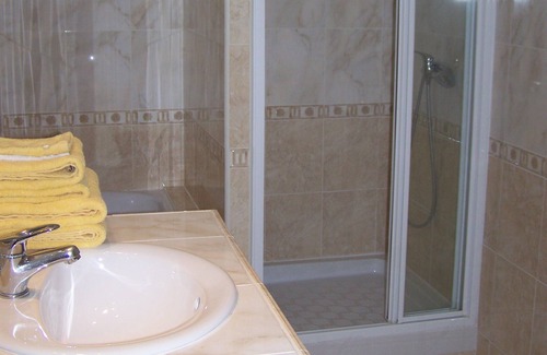 Charols House | Bed and Breakfast Miel