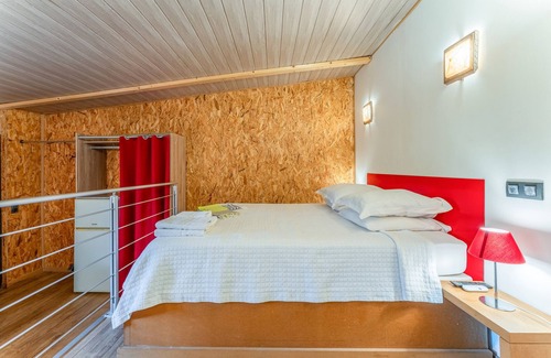 Quartier des Espesses Bed & Breakfast | Bed and Breakfast 'Rouge' with Shared Pool, Wi-Fi and Air Conditioning