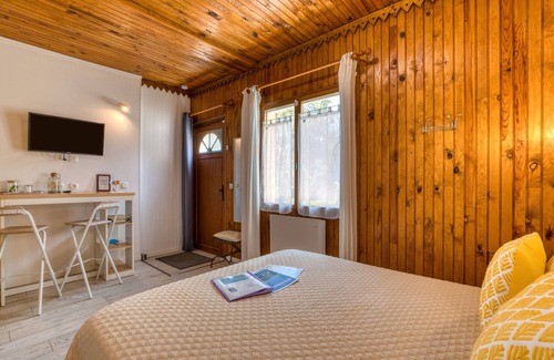La Salvetat-sur-Agout House | Bed and breakfast 'Saints-Peyres' with Shared Terrace, Wi-Fi