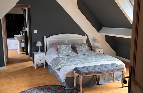 Luynes Bed & Breakfast | Bed and Breakfast 'Très Belle Suite Familiale' with Shared Pool, Private Terrace and Wi-Fi
