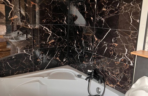 Luynes Bed & Breakfast | Bed and Breakfast 'Très Belle Suite Familiale' with Shared Pool, Private Terrace and Wi-Fi